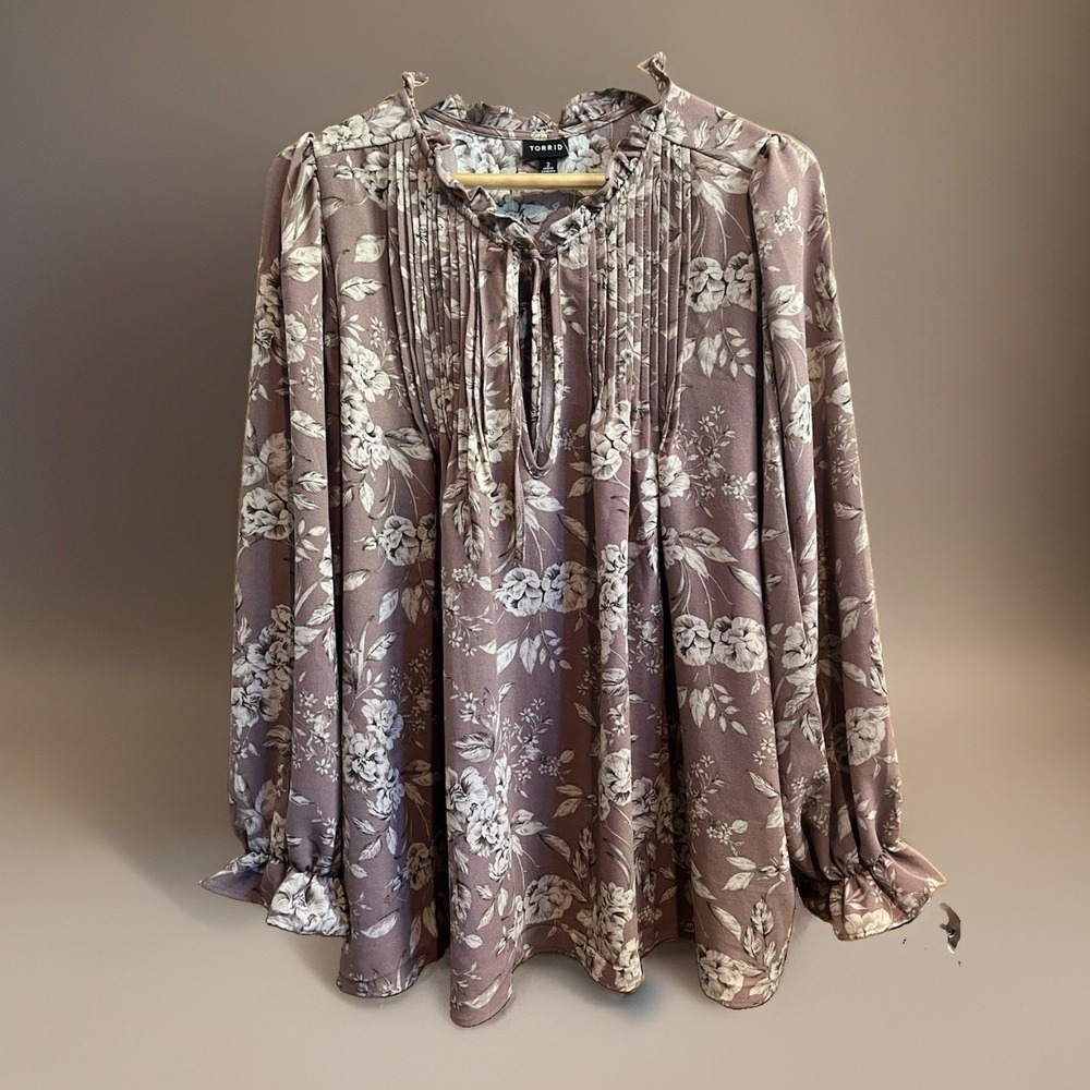 Torrid Peasant Sleeve Pintuck Blouse in Chic Floral Deep Taupe Women's Size 2 - Picture 1 of 13